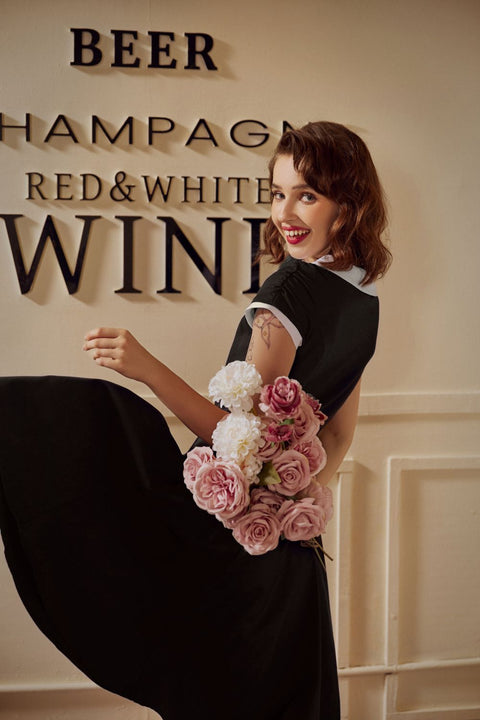 Schwarz-weißes Swingkleid mit Schlüssellochausschnitt-1