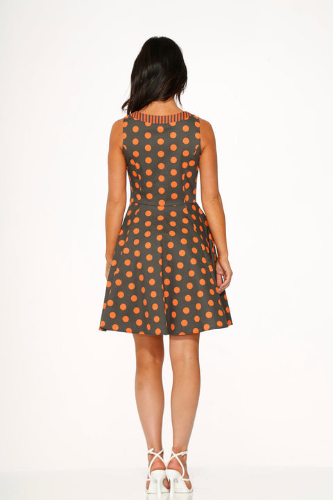 Orangefarbenes Minikleid mit Polka-Dots-3