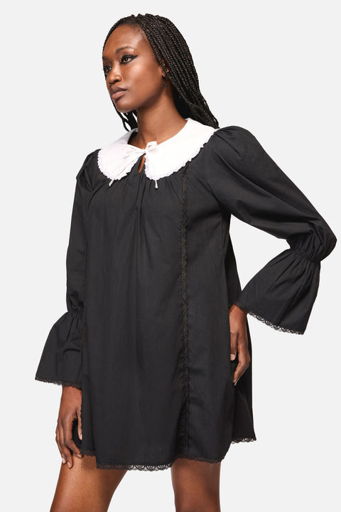 Das Kleid mit verziertem Kragen und Spitze-7