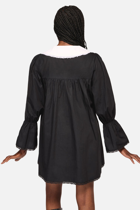 Das Kleid mit verziertem Kragen und Spitze-3