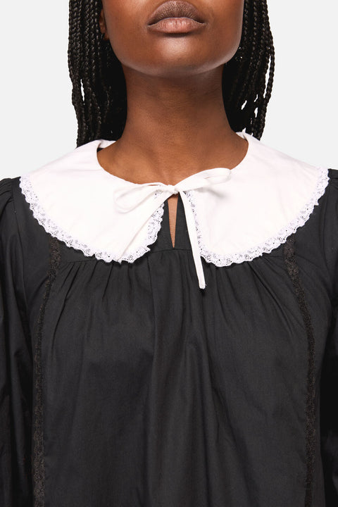 Das Kleid mit verziertem Kragen und Spitze-1