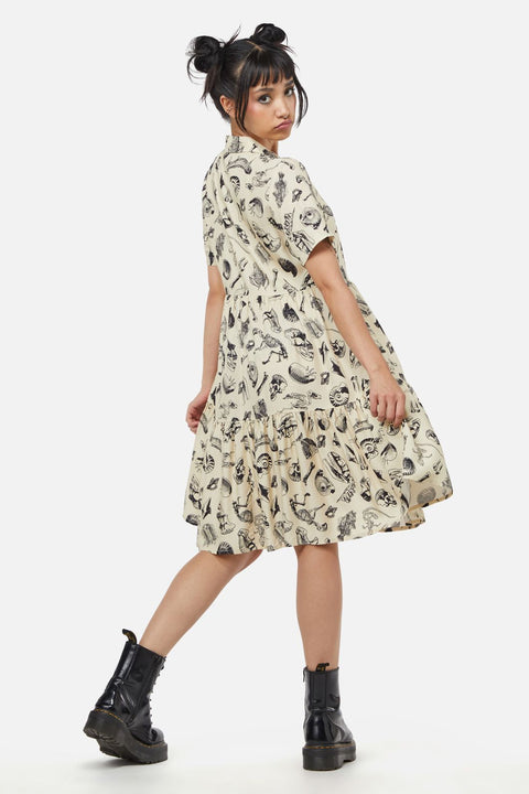 Kleid mit Körperfossilien-Print-8