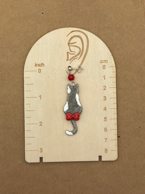 Ohrringe mit grauer Katze und roter Schleife-1